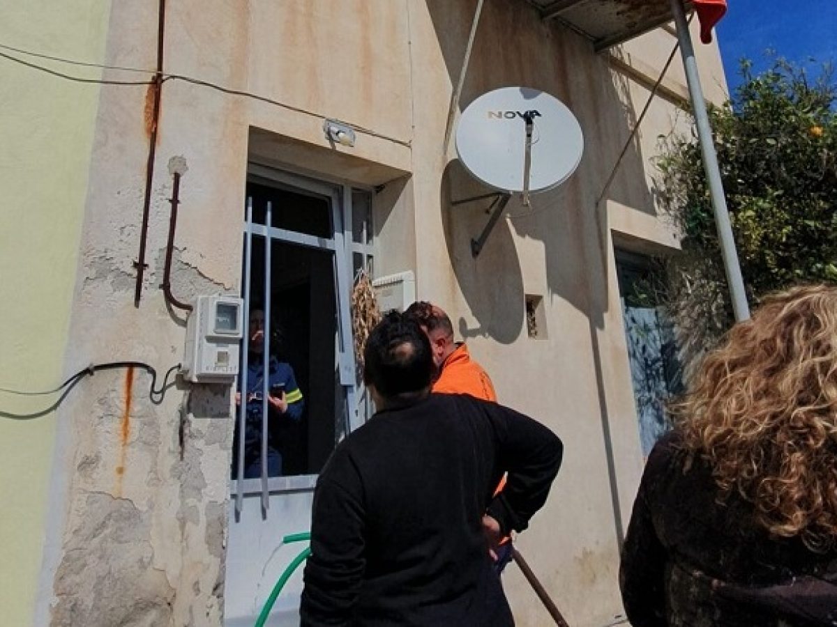 Φωτιά σε κατοικία στο Πλωμάρι- ΑΠΕΓΚΛΩΒΙΣΤΗΚΕ ΕΓΚΑΙΡΑ Η ΕΝΟΙΚΟΣ