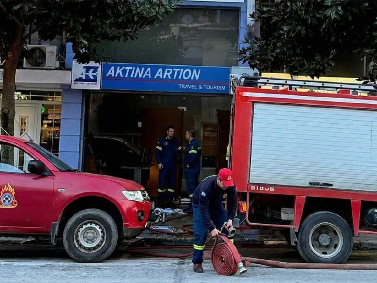 Φωτιά σε τουριστικό γραφείο στο κέντρο των Τρικάλων