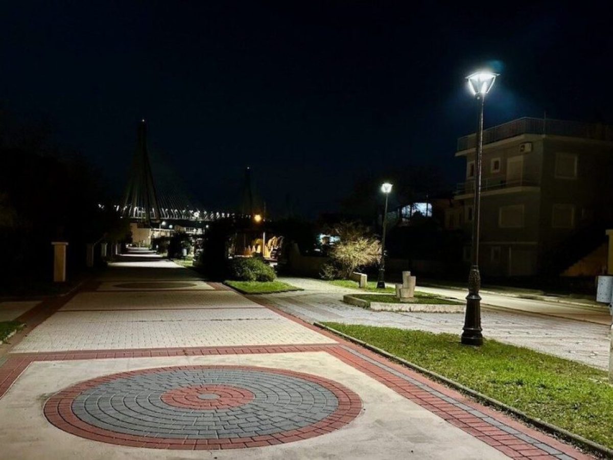 Φωτίστηκε» η πλατεία Χορμόβα και ο πεζόδρομος Αντιρρίου
