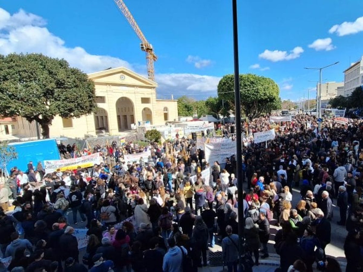 ΦΩΤΟ | “Δεν πρόκειται να σας ξεχάσουμε ποτέ”… Δυναμικό το “παρών” στο συλλαλητήριο στα Χανιά