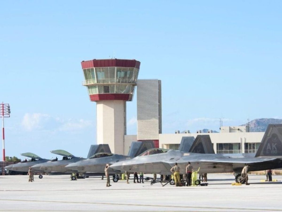 ΦΩΤΟ | Διαρκής η κίνηση των στρατιωτικών αεροσκαφών στο αεροδρόμιο των Χανίων