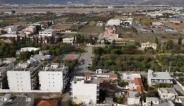 frenitida-me-ta-enikia-se