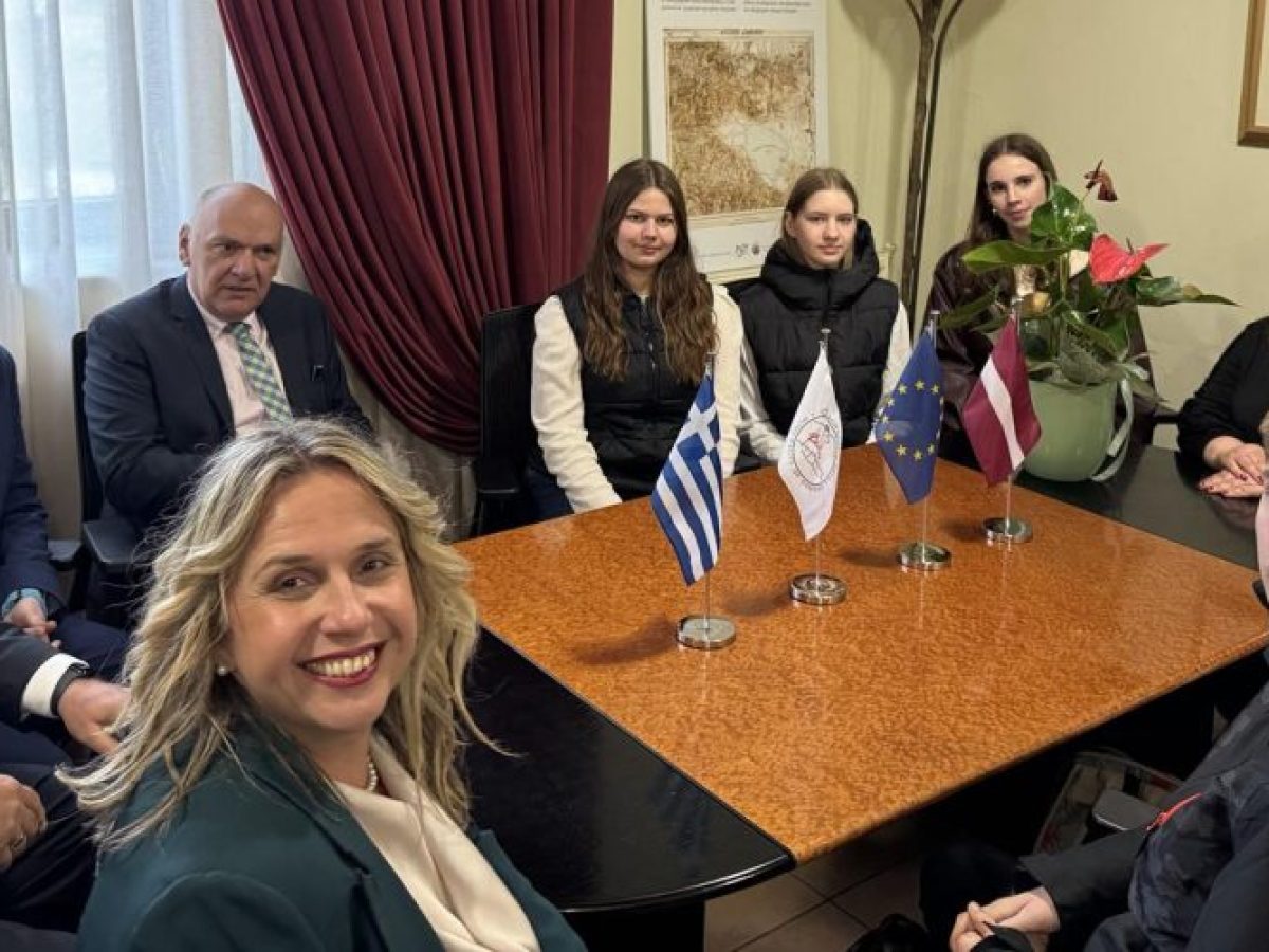 Γέφυρα Πολιτισμού στον Δομοκό: Λετονοί μαθητές γνώρισαν την ελληνική ιστορία στην Εθνική μας Επέτειο.