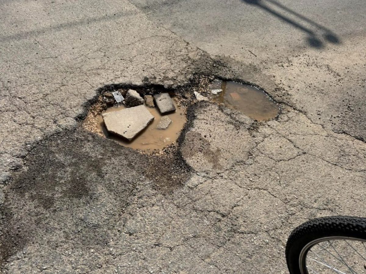 Γιατί δεν κλείνουν ακόμη οι λακκούβες στους δρόμους