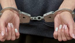 gineka-sti-veria-petaxe-1