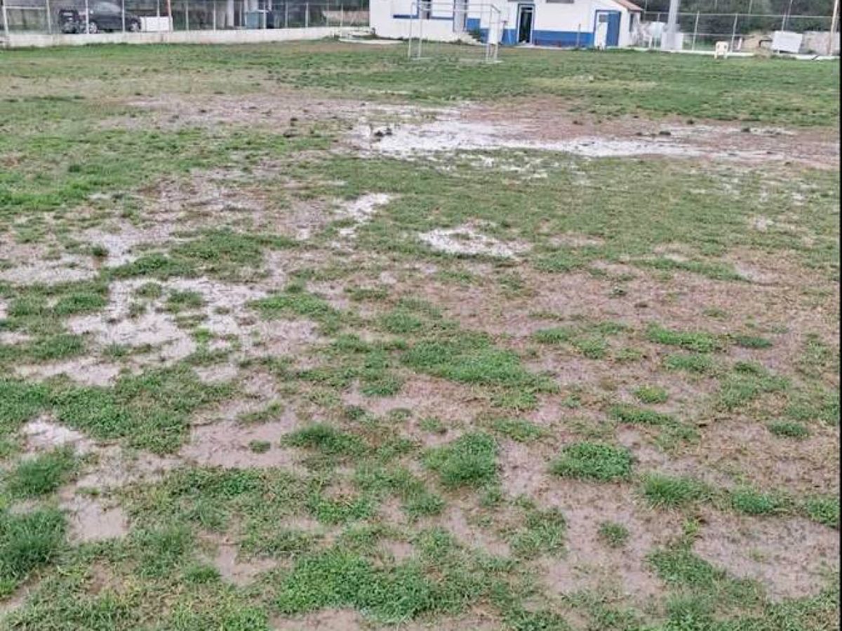 Γήπεδο Χώρας Σάμου: 200.000 ευρώ στα χαρτιά, καθημερινός αγώνας στη λάσπη