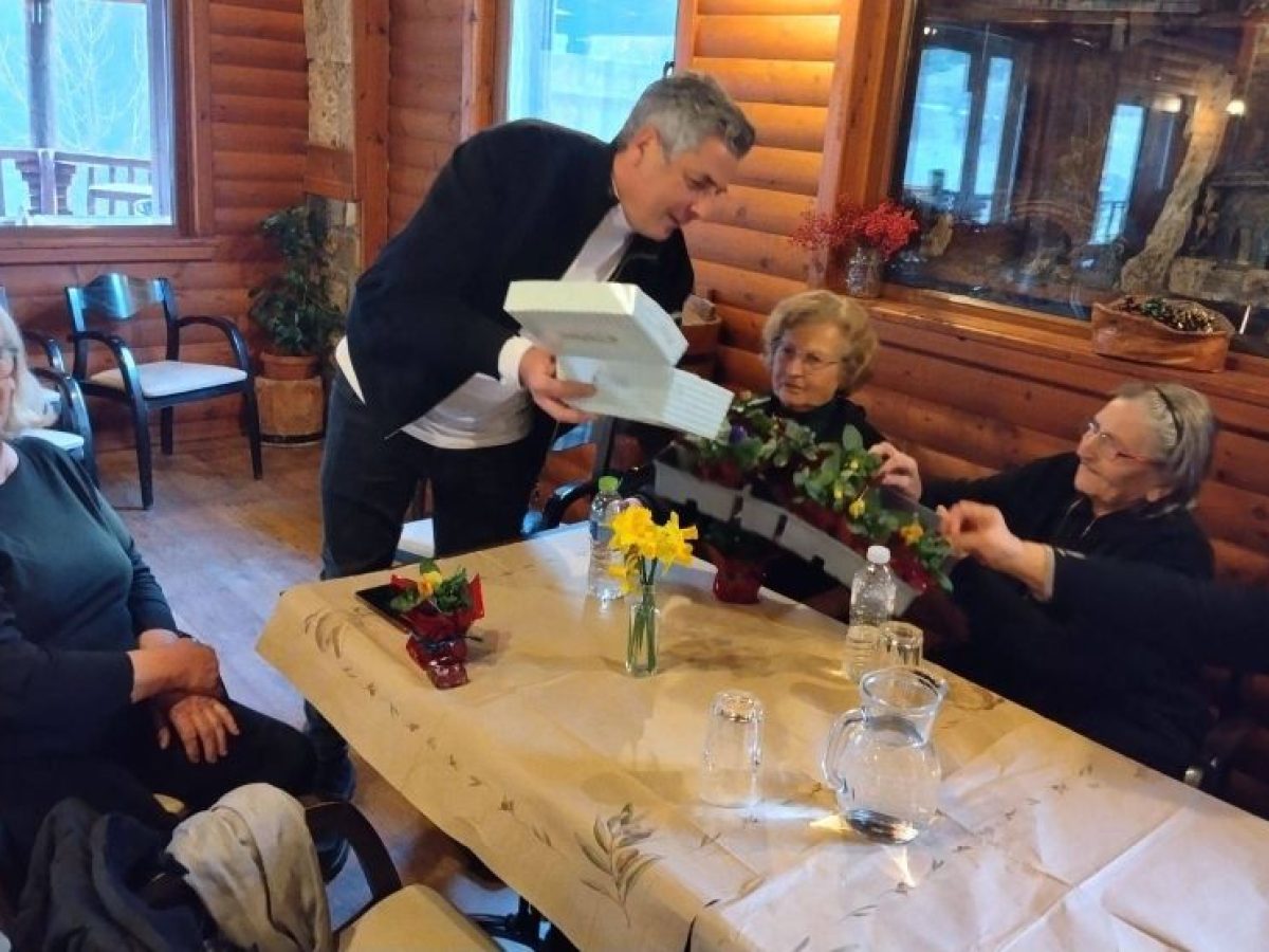 Γλυκά και λουλούδια μοίρασε σε όλες τις γυναίκες της Καστανιάς ο Γιώργος Κόφφας