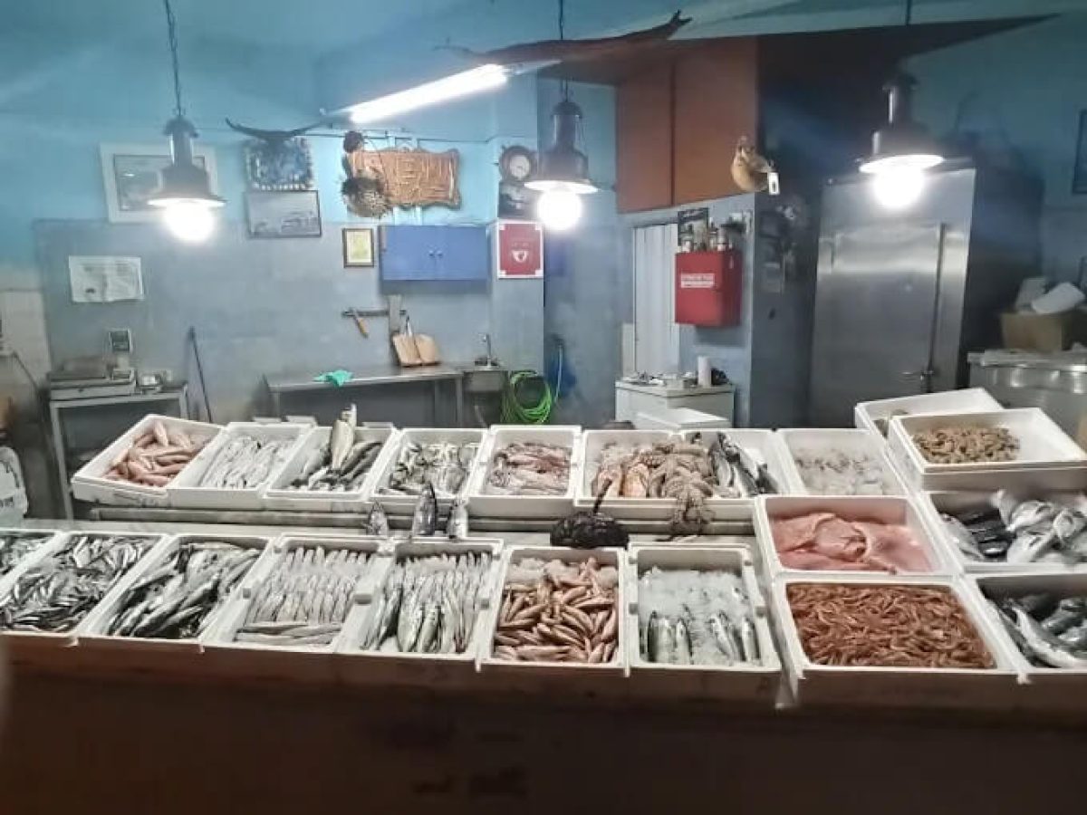 Οι Δραμινοί κάνουν τις προμήθειές τους σε θαλασσινά, έστω και σε περιορισμένες ποσότητες  Δημήτρης Καραχρήστος στον Π.Τ.: “Ο κόσμος ζορίζεται, αλλά αναζητά έστω και λίγα θαλασσινά για το έθιμο”