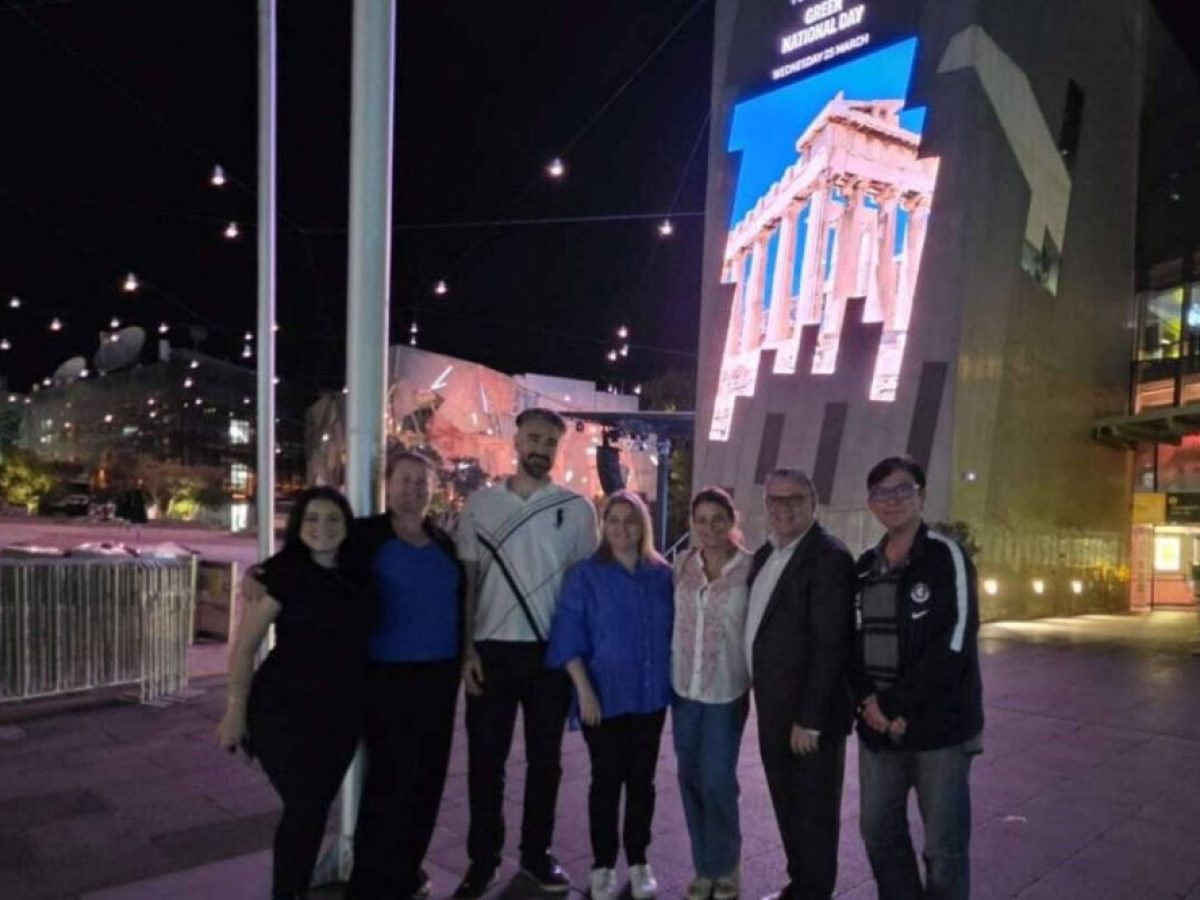 Η ελληνική σημαία κυματίζει περήφανα στο κέντρο της Μελβούρνης