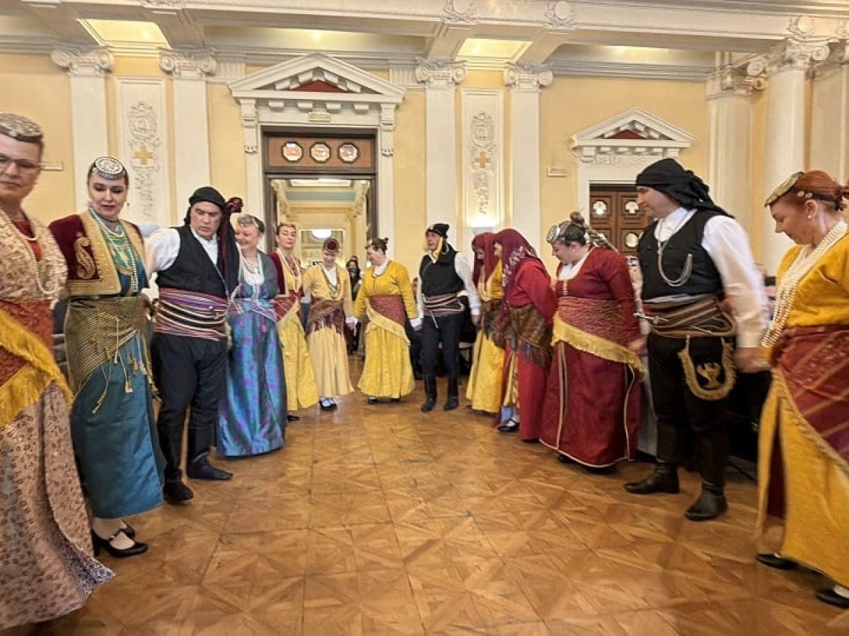 Η Ένωση Ποντίων Γλυφάδας «Η Ρωμανία» ξεσήκωσε τους απόστρατους του Στρατού Ξηράς με χορούς και μουσικές του Πόντου