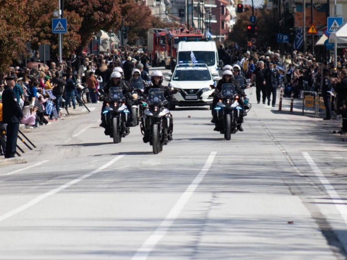 Η εντυπωσιακή παρέλαση των Σωμάτων Ασφαλείας στα Τρίκαλα (εικόνες)