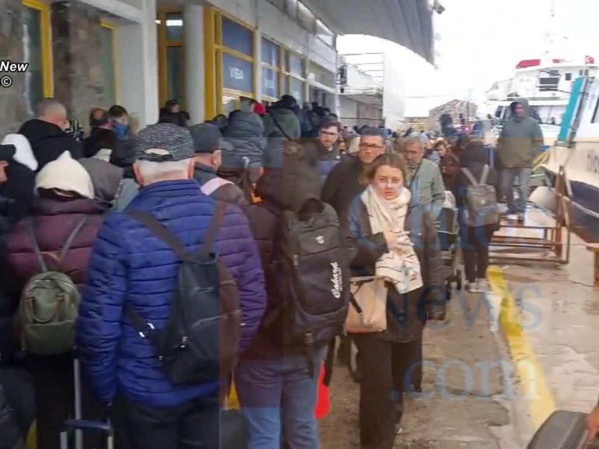 Οι επαγγελματίες του τουρισμού γλύκαναν με κεράσματα τους επισκέπτες από Τουρκία, που περίμεναν μέσα στη βροχή