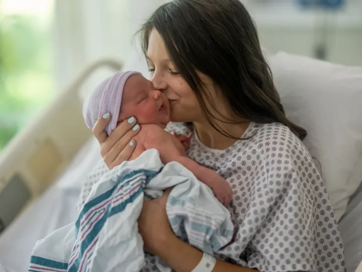 Η Ιωάννα από τα Άγραφα γέννησε το 4ο παιδί της στο Αλεξάνδρα – Αυτή είναι η ιστορία της