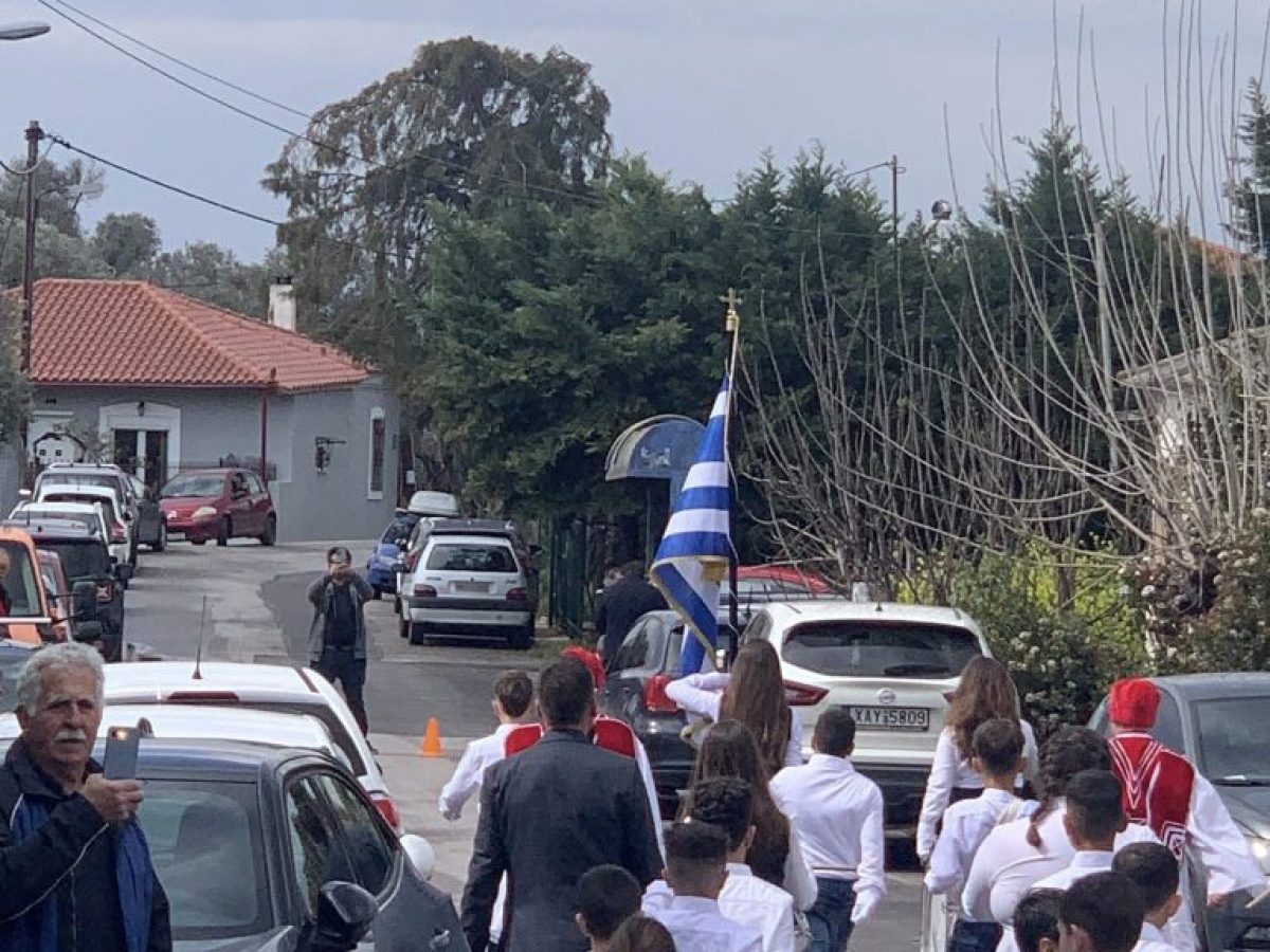Οι μικροί ήρωες της επανάστασης παρέλασαν σε χωριό της Εύβοιας – Εικόνες