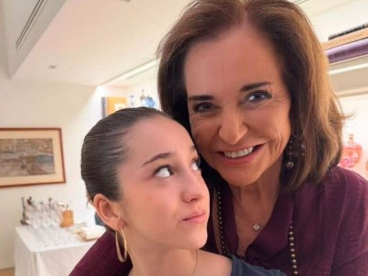 «Η Ντόρα και το Ντοράκι σας ευχαριστούμε»: Η Μπακογιάννη ποστάρει αγκαλιά με την συνονόματη εγγονή της για τη γιορτή τους