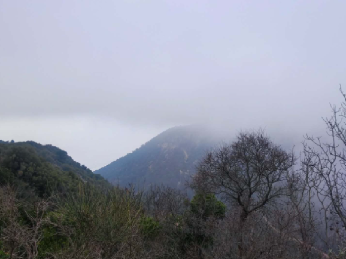 Η ομίχλη σκεπάζει τα βουνά της δυτικής Λευκάδας