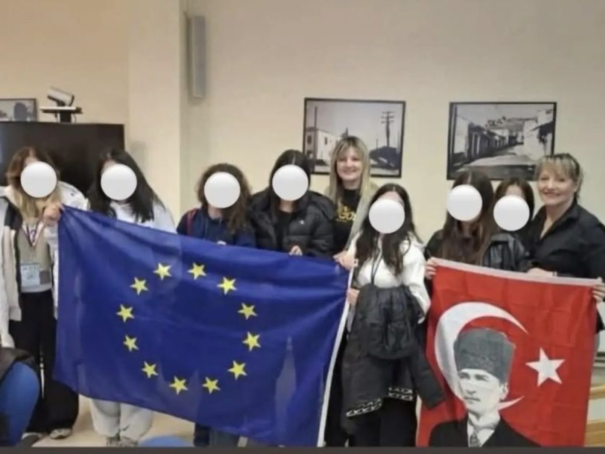 Η Παμποντιακή Ομοσπονδία Ελλάδος καταγγέλει τη δημόσια προβολή συμβόλων του Μουσταφά Κεμάλ – «Η μνήμη της Γενοκτονίας δεν θυσιάζεται στο βωμό της φιλοξενίας»