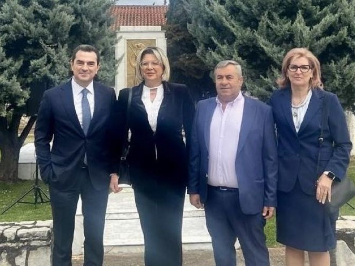 Η Πύλη σε ρυθμούς παρέλασης και πολιτικών ισορροπιών