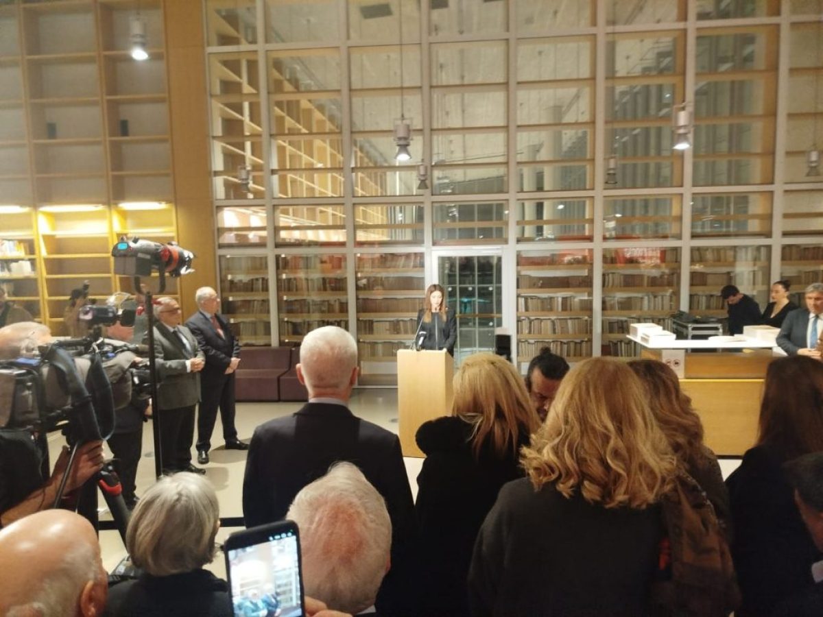 Η Σοφία Ζαχαράκη εγκαινίασε τη μεγάλη επετειακή έκθεση στο “Σταύρος Νιάρχος” – Στο «Πάνθεον της Ιστορίας» το Μεσολόγγι