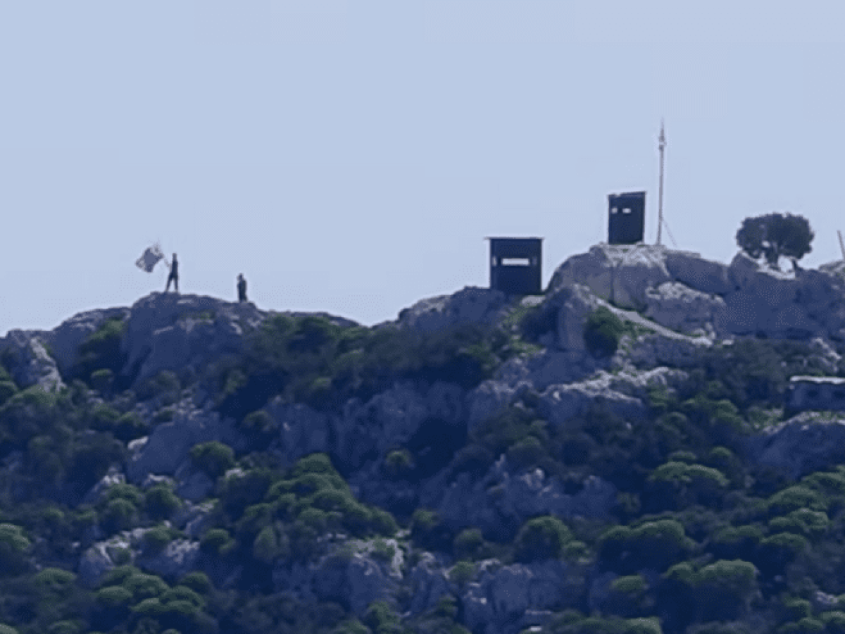 Οι στρατιώτες της Ρω κυματίζουν την Ελληνική σημαία απαντώντας στον χαιρετισμό του πλοίου “Σταυρός” (βίντεο)