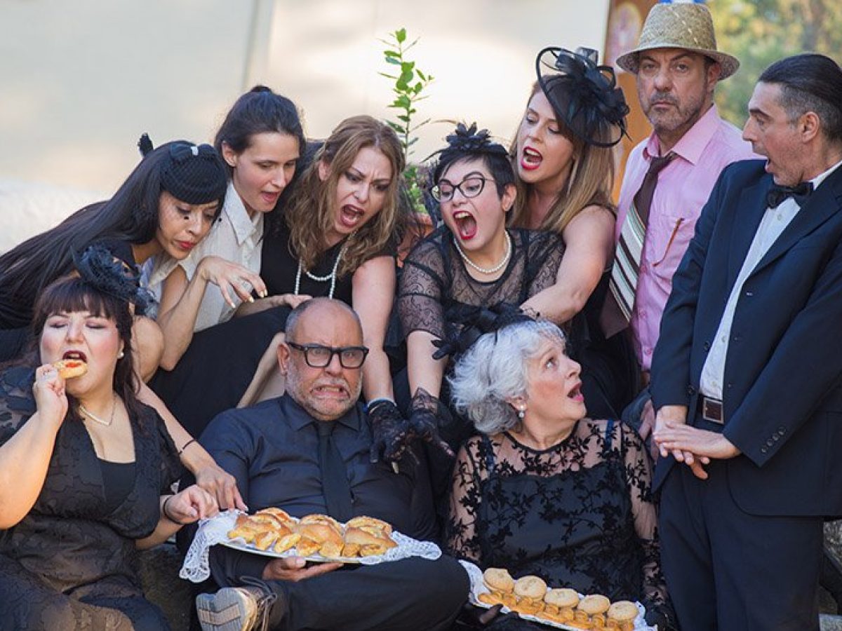 «Η Τελετή» του Παύλου Μάτεσι: Μια απολαυστική μαύρη κωμωδία για την υποκρισία των συγγενών