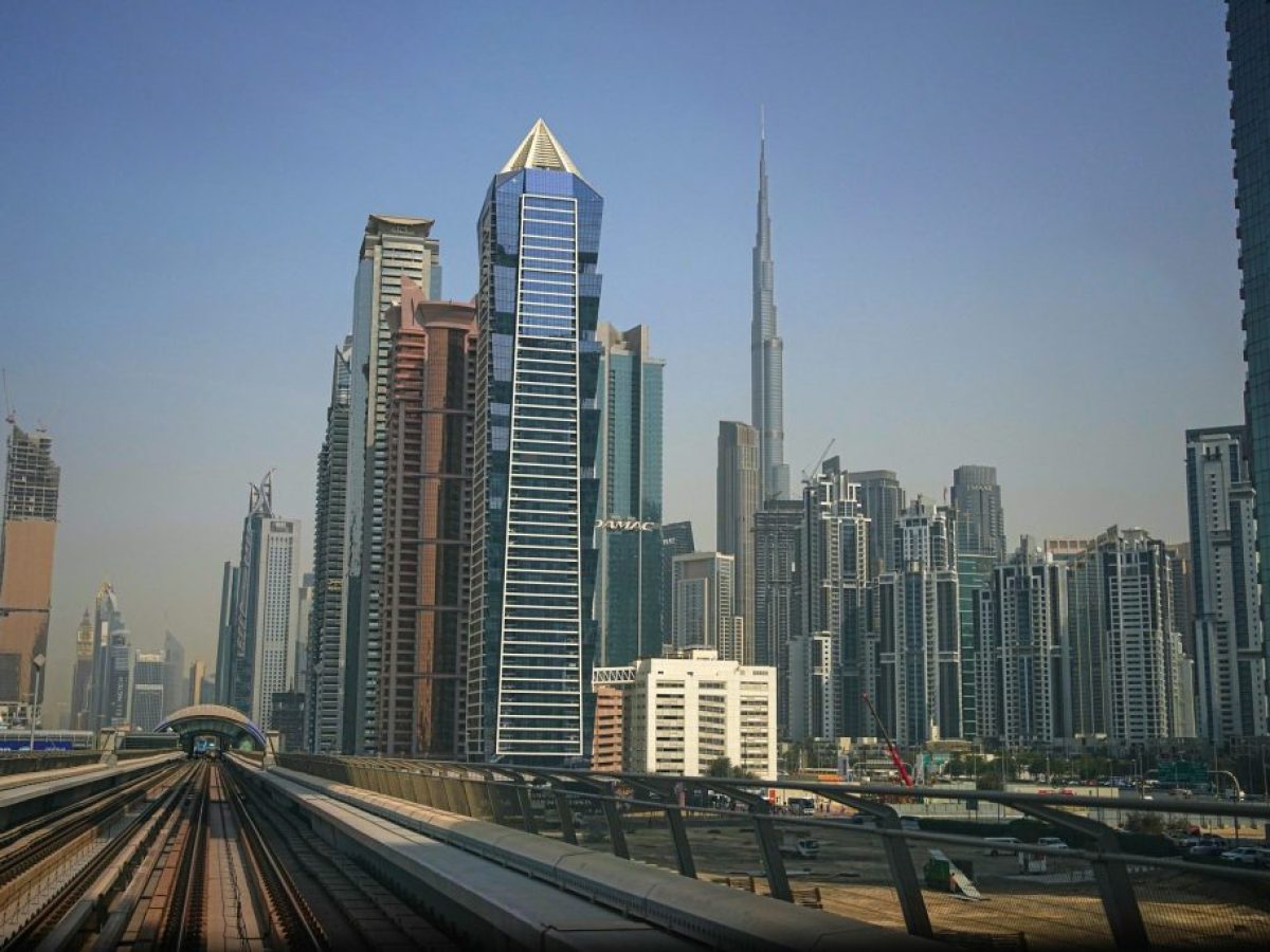 «Η ζωή συνεχίζεται, αλλά η αγωνία παραμένει» – Εγκλωβισμένοι Έλληνες στο Ντουμπάι περιγράφουν στο ΕΡΤnews τα όσα βιώνουν