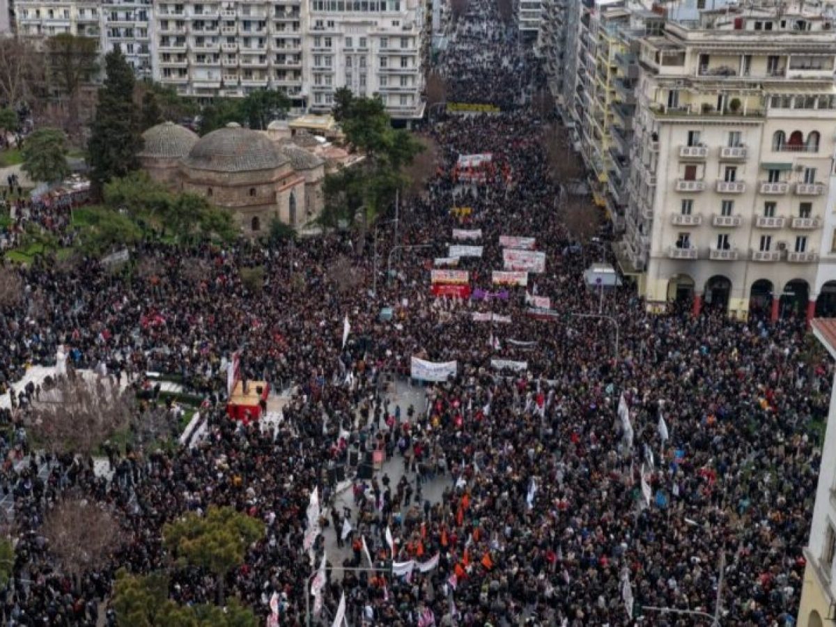 ΕΙΚΟΝΕΣ: Όλη η χώρα στους δρόμους για το έγκλημα στα Τέμπη