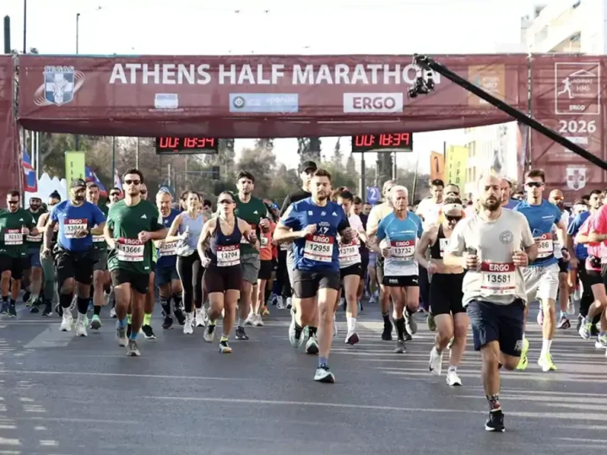 Ημιμαραθώνιος Αθήνας: Ρεκόρ συμμετοχών με 33.000 δρομείς και έντονες συγκινήσεις στο κέντρο της πρωτεύουσας