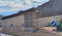 ine-diasfalismeni-i-komvi