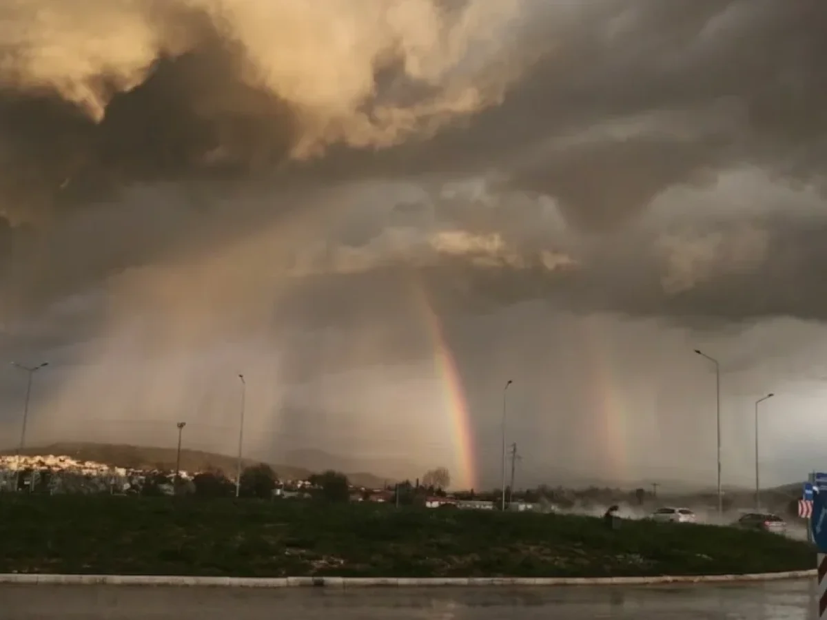 Ιωάννινα: Εντυπωσιακές «βροχοκουρτίνες» και ουράνιο τόξο – Ο ουρανός χωρίστηκε στα δύο