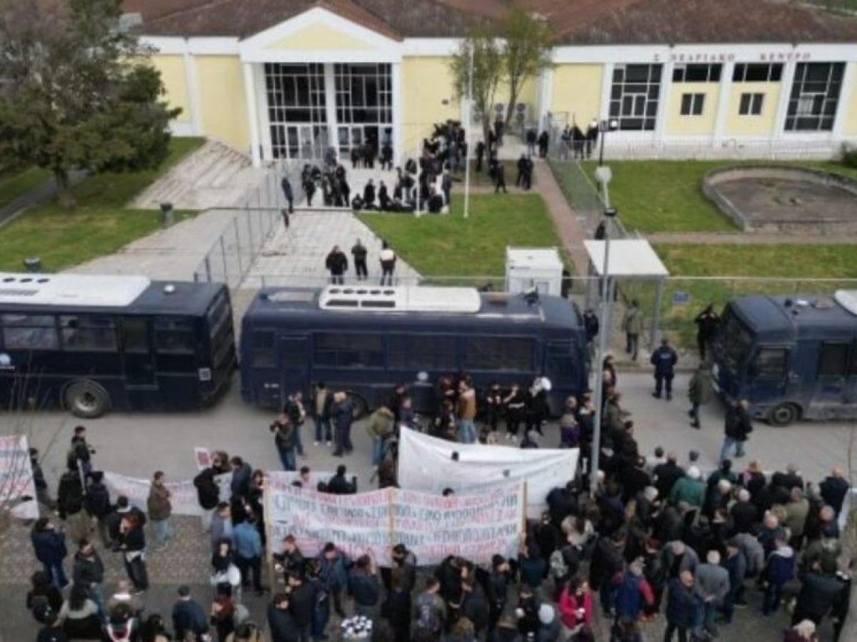 Υπ. Δικαιοσύνης για αίθουσα δίκης Τεμπών: “Δεν οργανώθηκε σωστά η προσέλευση του κόσμου”