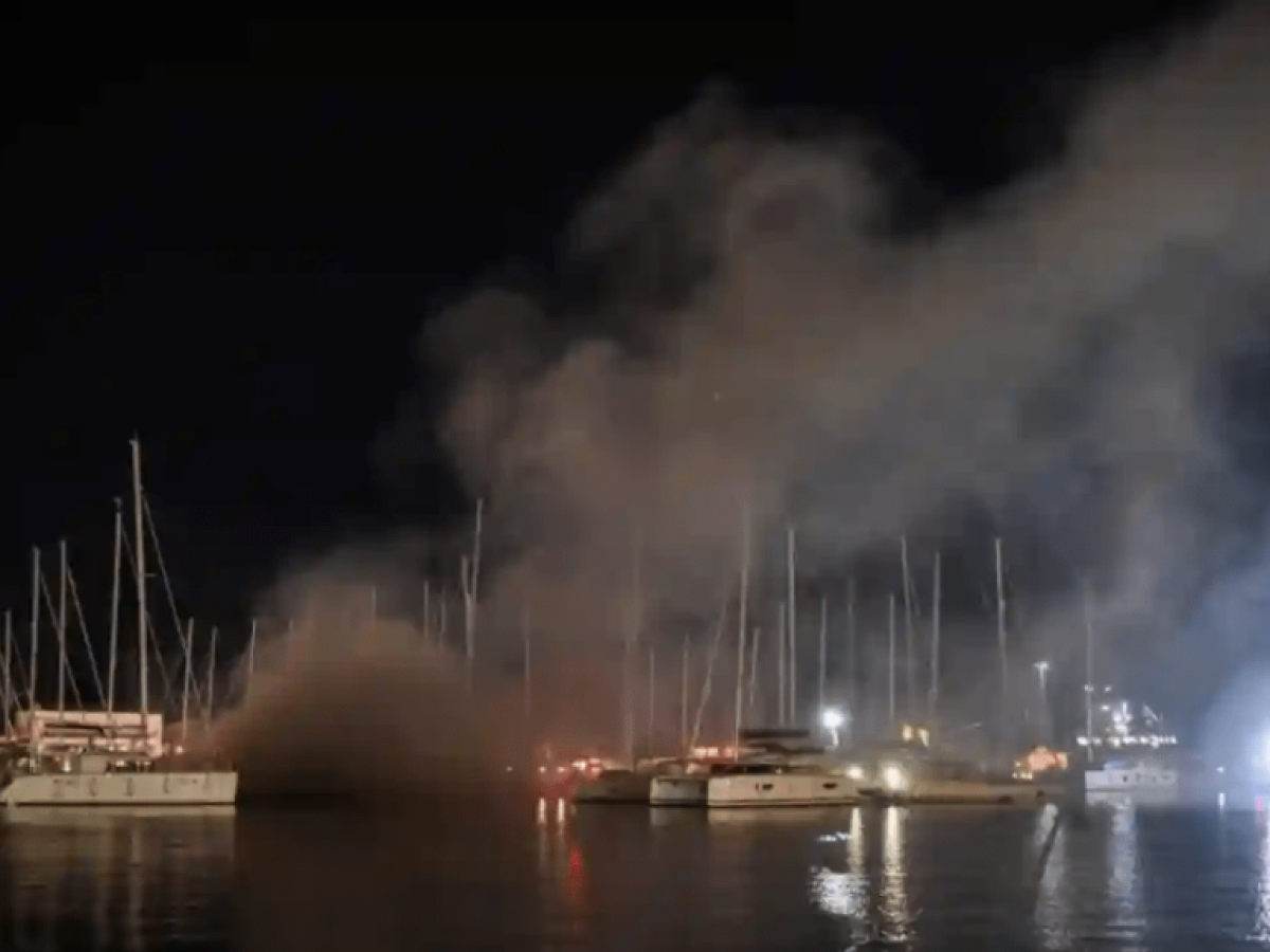 Υπό έλεγχο η φωτιά στον ταρσανά της Σύρου – Ζημιές σε τρία σκάφη (βίντεο)