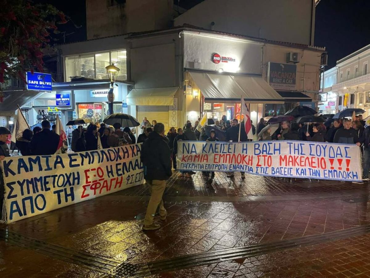 Υπό βροχή το αντιπολεμικό συλλαλητήριο στα Χανιά