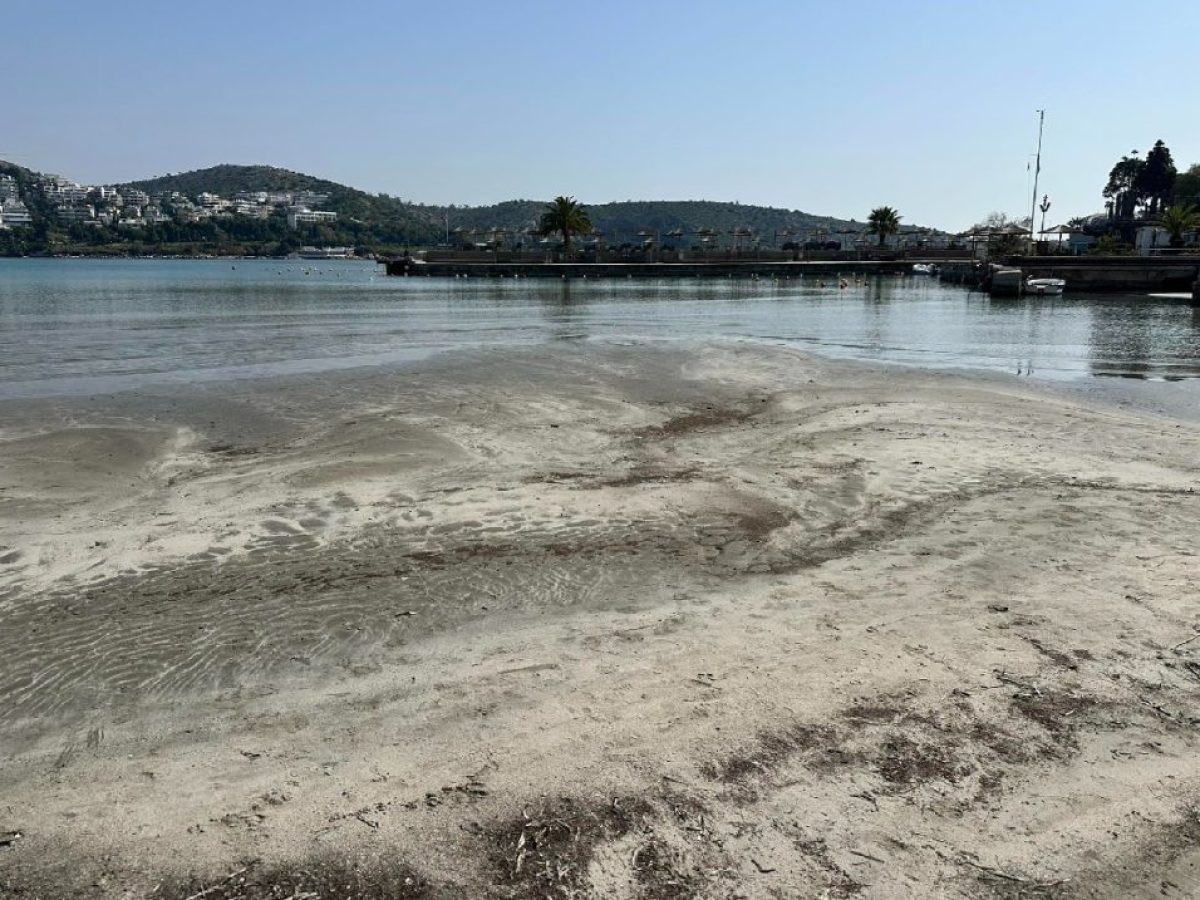 Υποχώρησε η θάλασσα σε Καβούρι, Βουλιαγμένη, Βάρκιζα