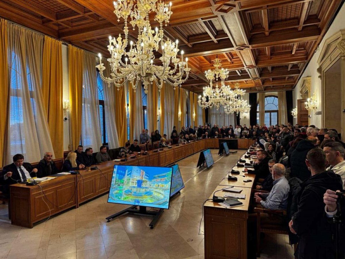 Ηράκλειο: Διαμαρτυρία στο Δημοτικό Συμβούλιο για την προσωρινή δομή μεταναστών