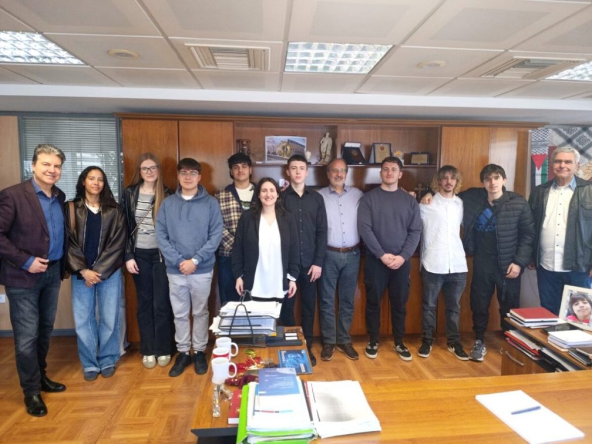 Ισπανοί σπουδαστές του ευρωπαϊκού προγράμματος Erasmus, στο Δημαρχείο Νέας Σμύρνης