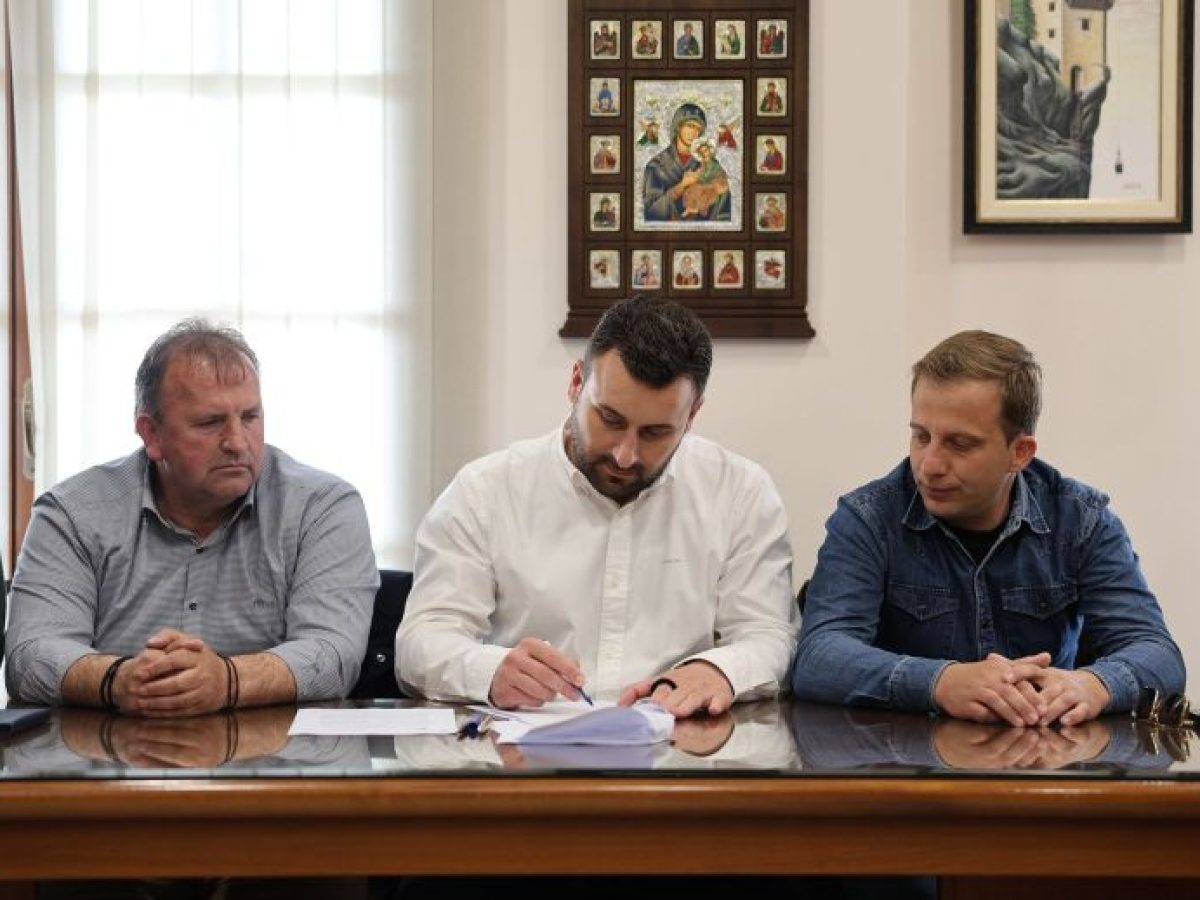 Ιστορική στιγμή για τη Χρυσομηλιά: Υπογραφή σύμβασης την κατασκευή νέου σύγχρονου γηπέδου