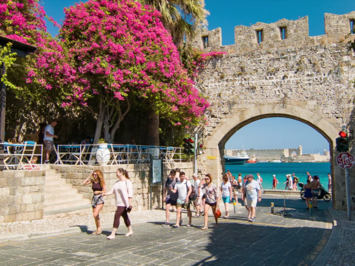 Ιταλία, Μάλτα, Ισπανία, Πορτογαλία κερδίζουν τον τουρισμό – Σε αναμονή η Ελλάδα – Πάγωμα στις κρατήσεις αλλά όχι ακυρώσεις