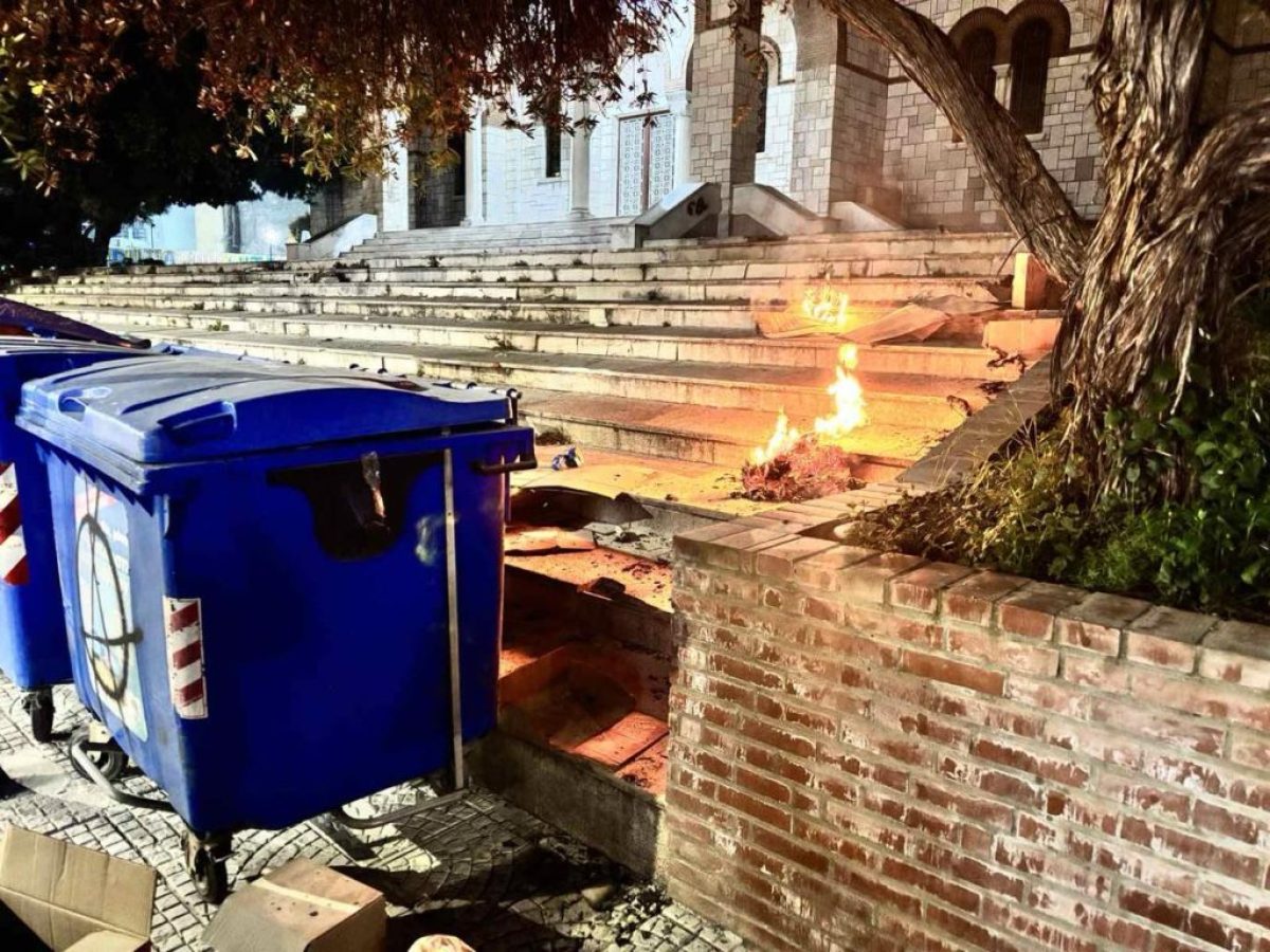 Κάδοι στη Μητρόπολη Αγρινίου πήραν φωτιά- Άμεση επέμβαση της πυροσβεστικής