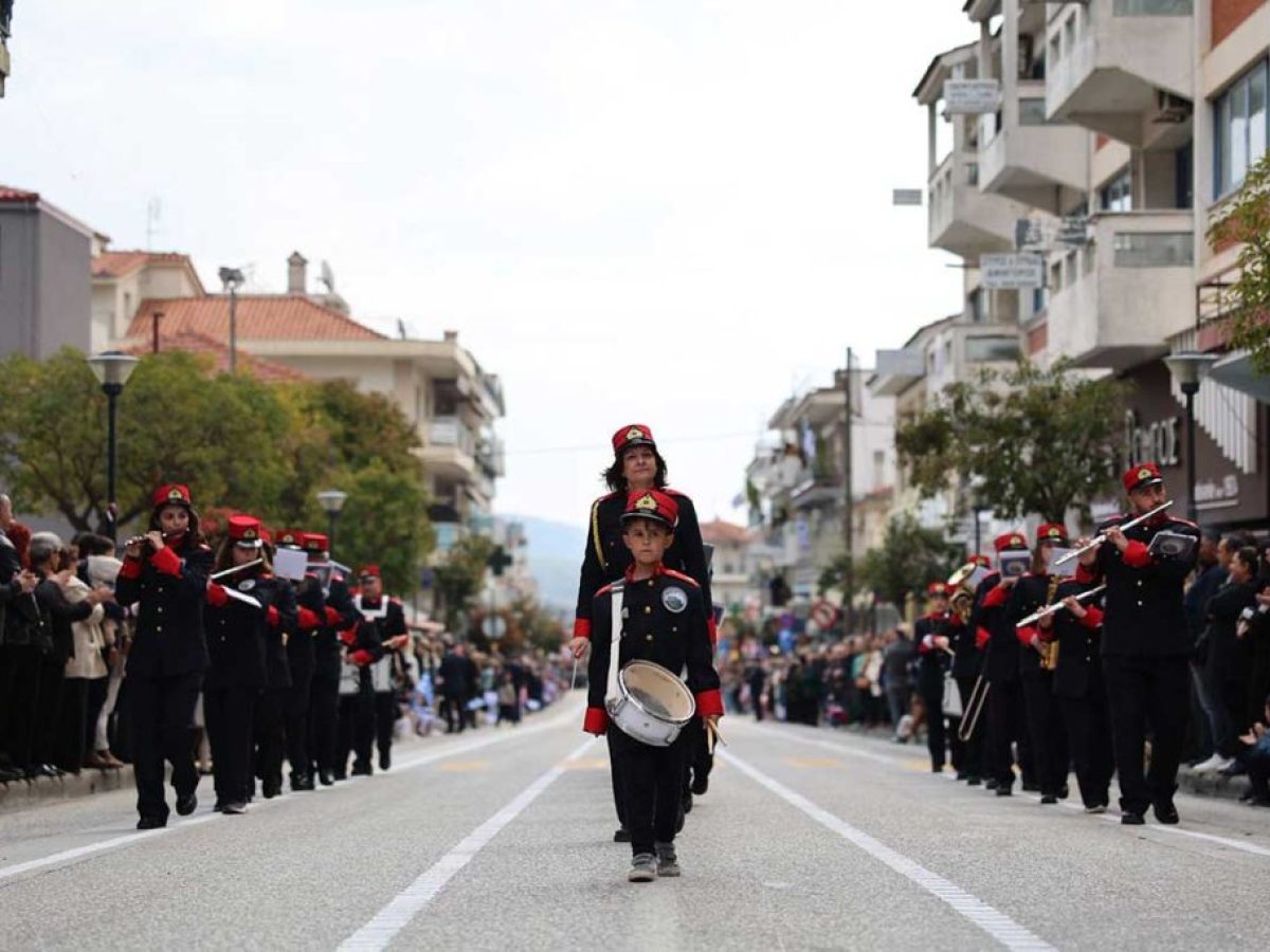 Καλαμπάκα: Πλήθος κόσμου στην παρέλαση της 25ης Μαρτίου