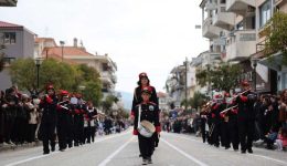 kalampaka-plithos-kosmou-stin-parelasi