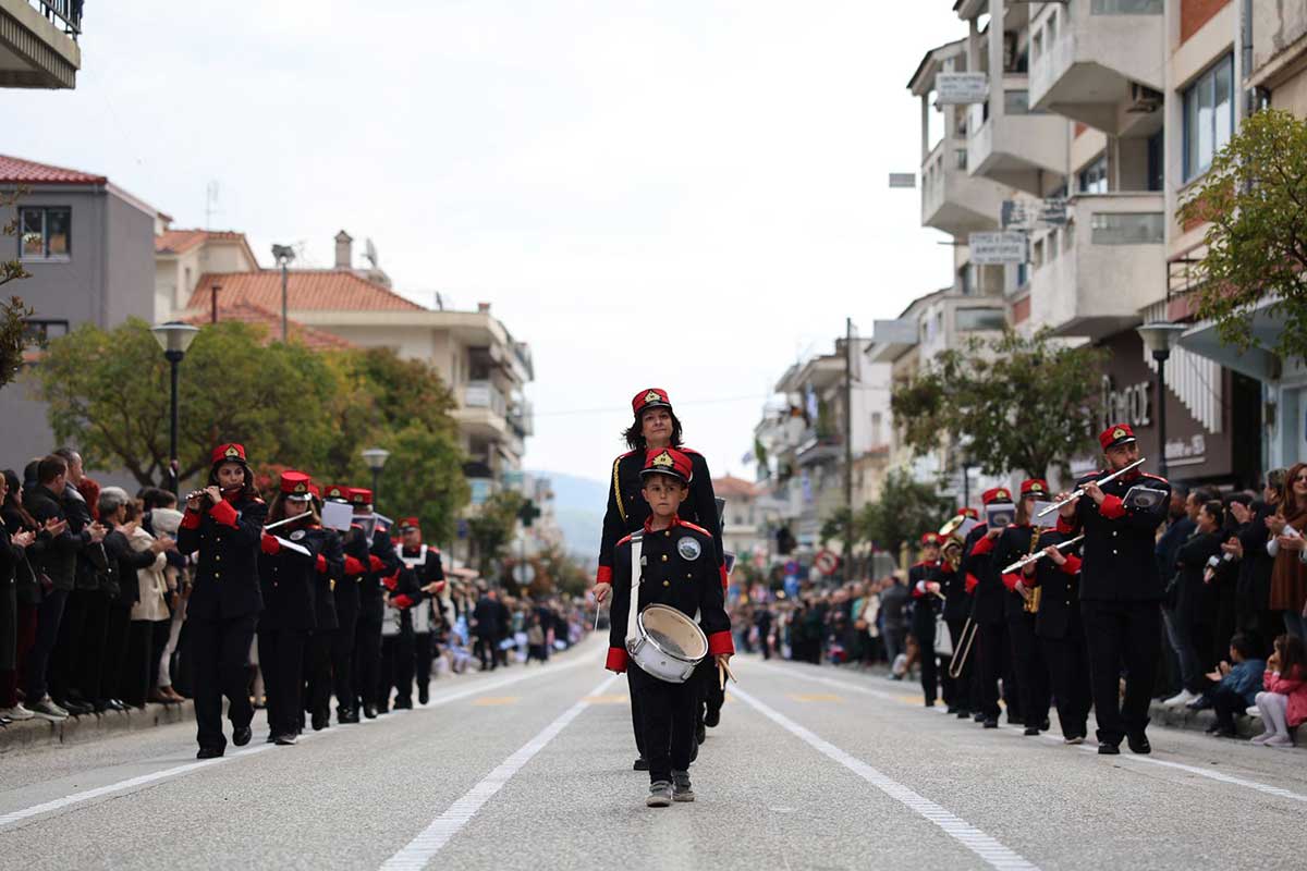 kalampaka-plithos-kosmou-stin-parelasi