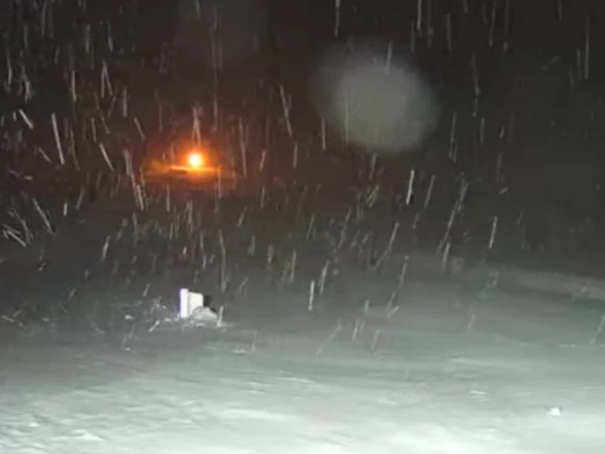 Καλάβρυτα: Ισχυρή χιονόπτωση, προκαλεί προβλήματα στην κυκλοφορία – Δείτε live βίντεο από το Χιονοδρομικό