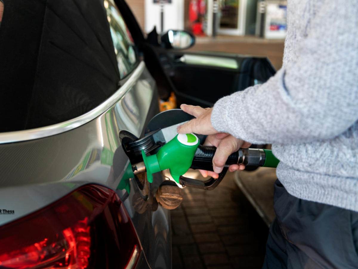 «Καλπάζουν» πάνω από 2 ευρώ πετρέλαιο και βενζίνη – Έκπτωση στο diesel και Fuel Pass απέναντι στην ακρίβεια (AUDIO)