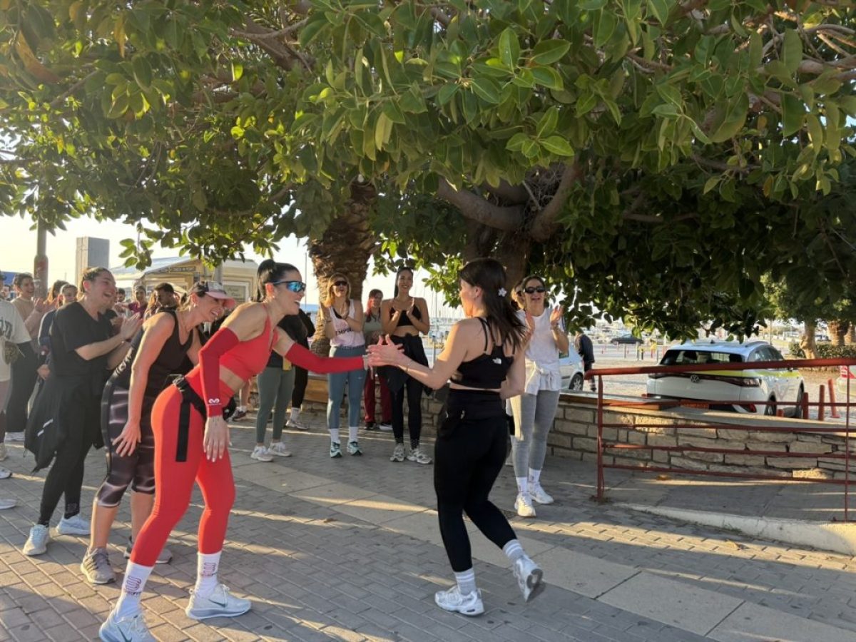 «Καμιά δεν περπατά μόνη»