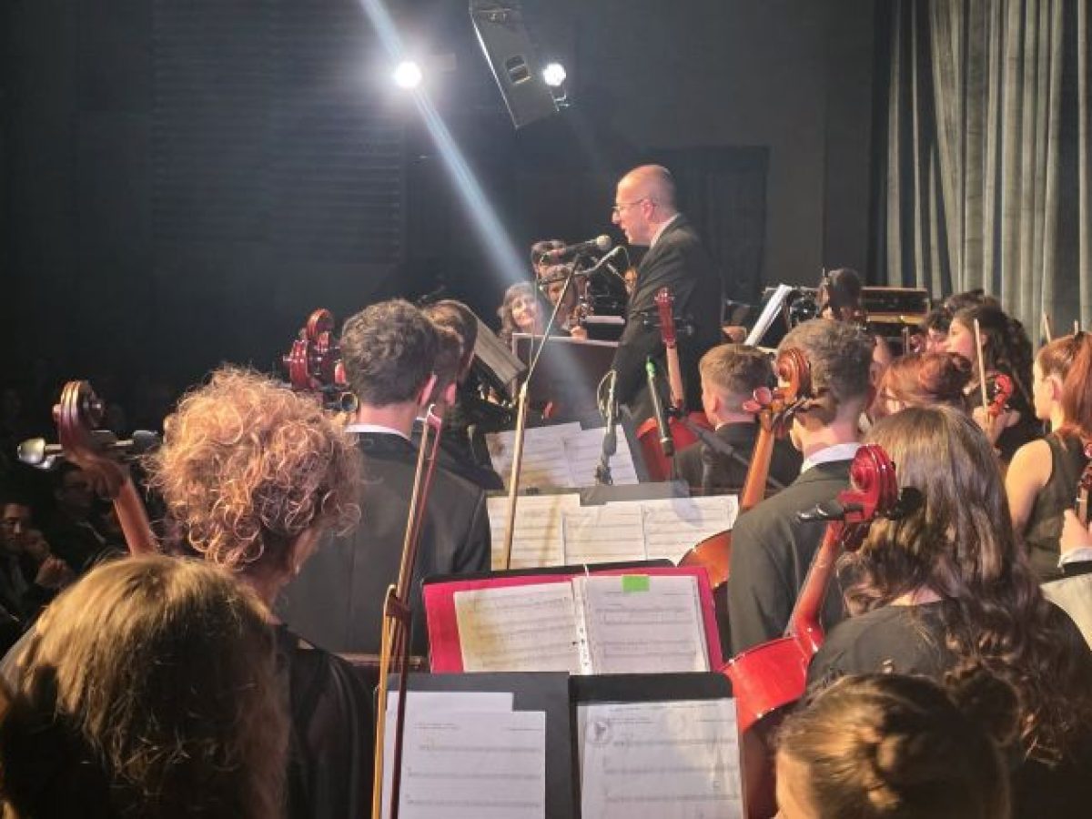 Κατάμεστο το Πνευματικό Κέντρο για τη συναυλία «100 χρόνια Μίκης Θεοδωράκης» της χορωδίας Τρικάλων