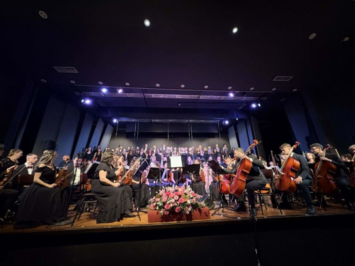 Κατάμεστο το Πνευματικό Κέντρο Τρικάλων σε ένα μουσικό ταξίδι στον Μίκη Θεοδωράκη