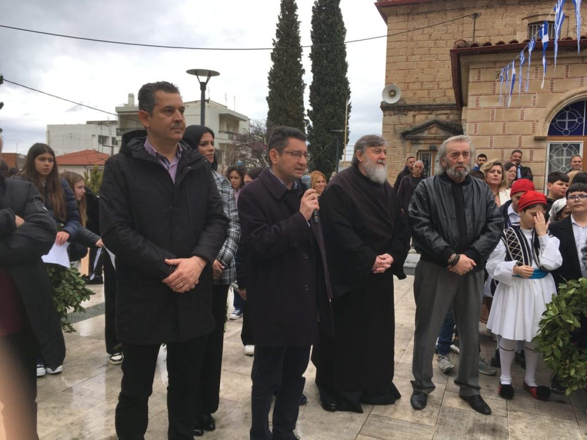 Κατάθεση στεφάνων από τους μαθητές των σχολείων της Αταλάντης για τον εορτασμό της εθνικής επετείου της 25ης Μαρτίου 1821