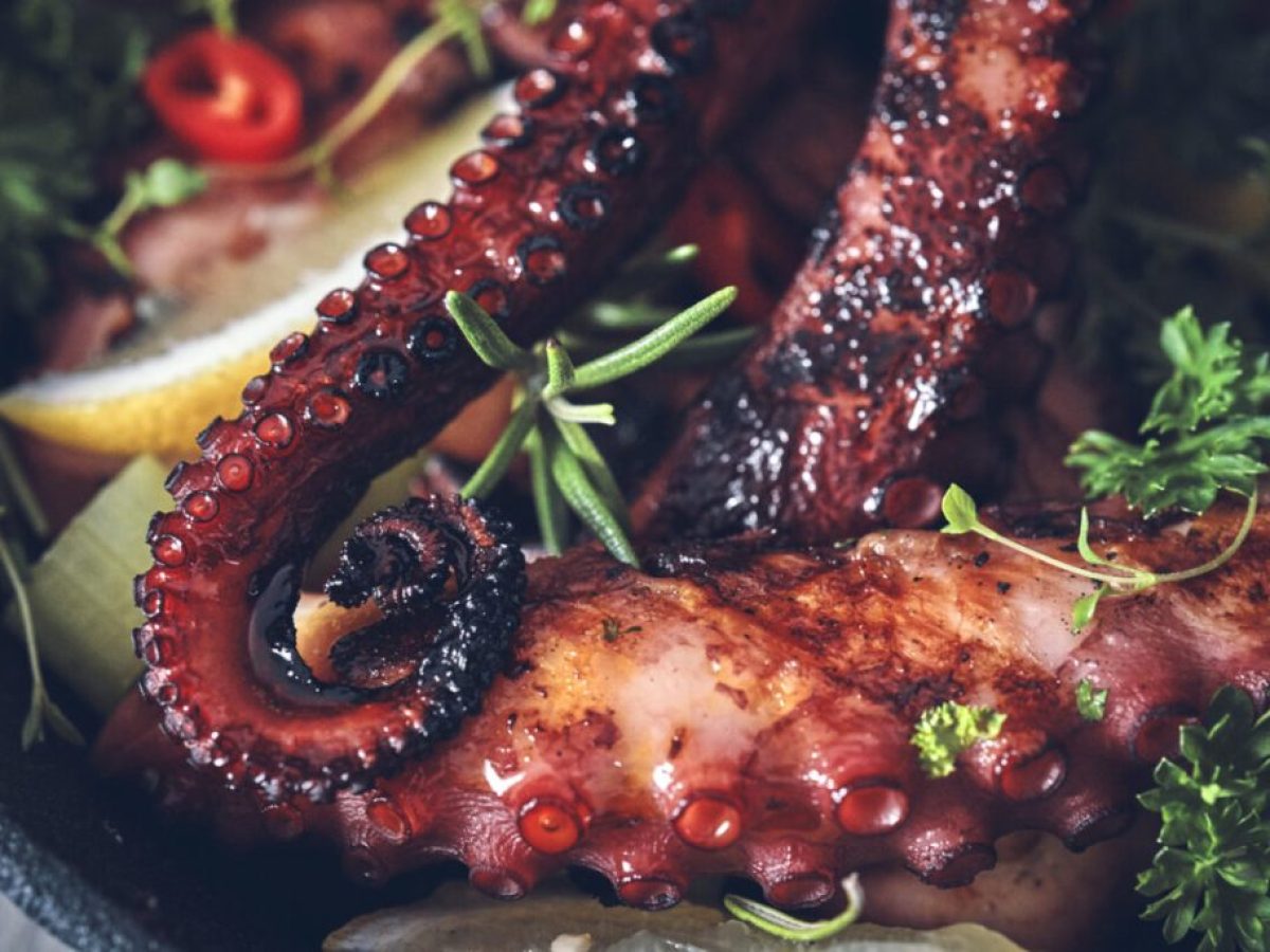 Καθαρά Δευτέρα 2026: Συνταγή για χταπόδι στη λαδόκολλα ψημένο στον φούρνο