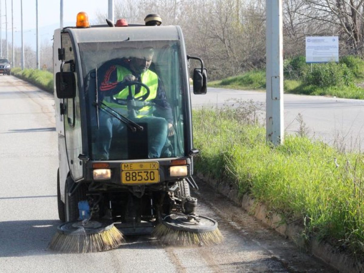 Καθαρισμός νησίδας από τον Δήμο Τρικκαίων, με μέριμνα για ασφάλεια των οδηγών